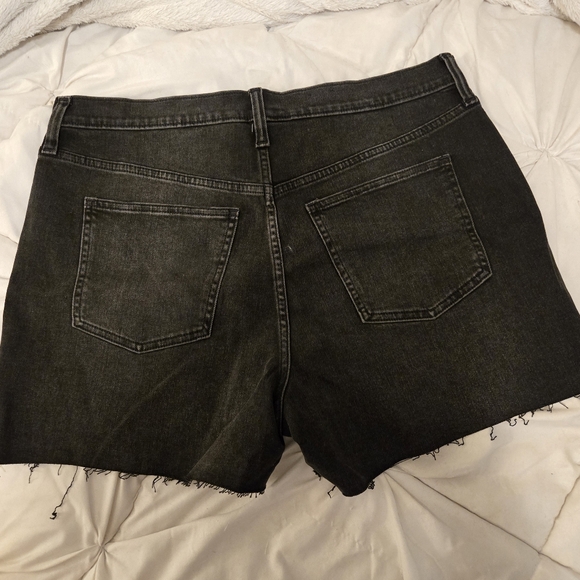 GAP Black 4" High Rise Cut Off Shorts - Picture 3 of 3